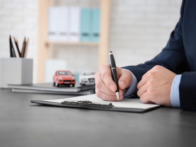 Kunde von Auto Center Großenhain TOP Markenspezialist für Renault, Dacia unterzeichnet eine Neuwagen-Vollmacht.